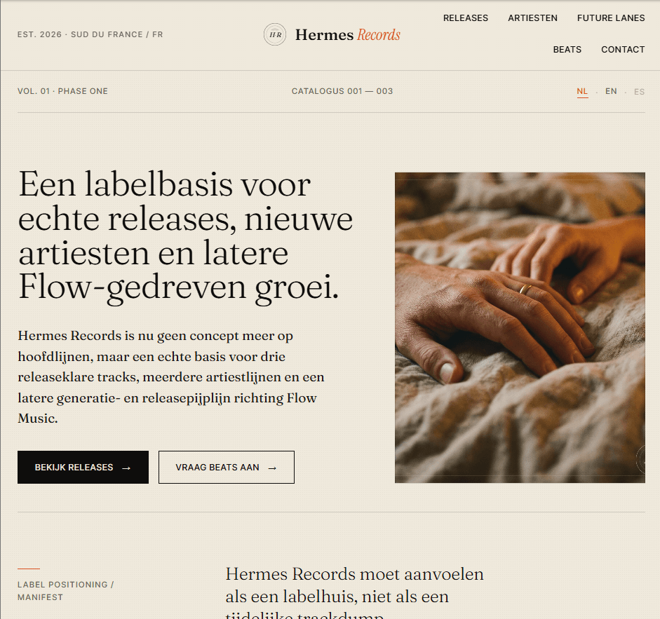 Hermes Records site met donkere editorial layout en labelpositionering.