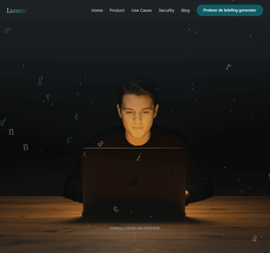 LumenOS hero visual met gebruiker achter laptop in donkere setting.